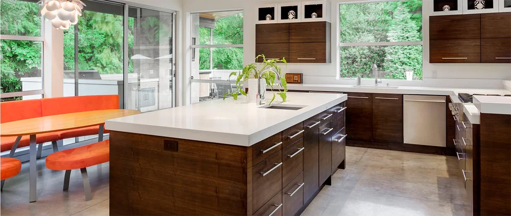 Cocina integral con acabados cálidos de madera