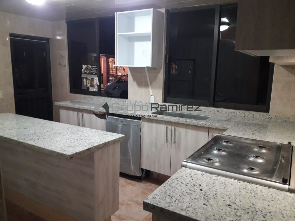 Cocina Integral con cubierta de Granito balnco dallas Finalizada