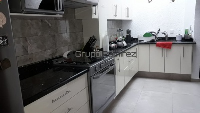 Cocina Integral Alto Brillo Arena y Granito Ala de Mosca en Tlalpan