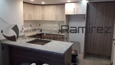 Cocina Integral melamina Roble Santana y Encino Polar, cubierta en granito Blanco Nevada 