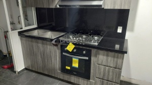 Cocina integral en melamina gris y cubierta de granito