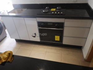 Cocina integral alto brillo blanco, perfil de aluminio cubierta granito negro via láctea
