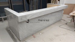 Recepción con recubrimiento de Mármol Blanco Carrara en Álvaro Obregón