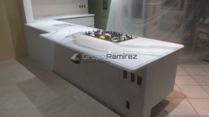 Cocina integral con cubierta de cuarzo calacatta