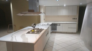 Cocina integral con cubierta de cuarzo calacatta