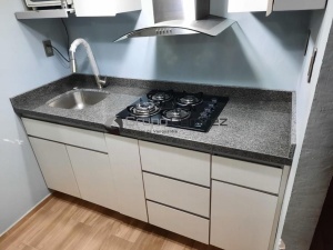 Cocina en alto brillo blanco con cubierta new oxford