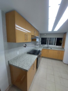 Cocina integral en alto brillo naranja con cubierta de granito natural blanco Dallas
