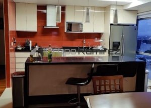 Cocina acabados alto brillo, cubierta de granito negro SG