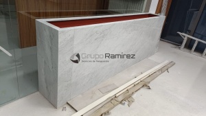 Jardinera con recubrimiento de Mármol Blanco Carrara en Álvaro Obregón