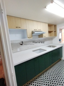 Cocina integral Supermate bicolor, verde y melamina cubierta de cuarzo