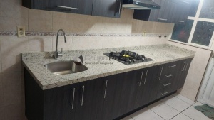 Cocina integral en melamina negra con blanco en Iztapalapa