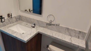 Mueble para baño melamina Durango con cubierta mármol blanco carrara