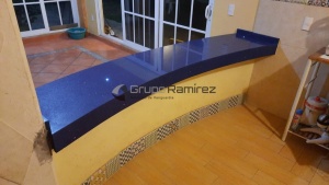 Cocina acabados alto brillo, cubierta de granito negro SG