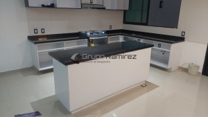 Cubierta de granito Negro San Gabriel instalada en Aragón