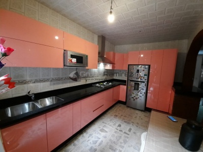 Cocina integral rosa y cubierta de granito negro