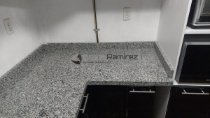 Cubierta de granito blanco en escuadra