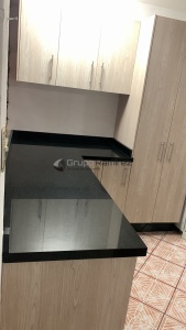 Cocina integral melamina y cubierta de granito negro en Iztapalapa