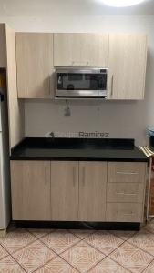 Cocina integral melamina y cubierta de granito negro en Iztapalapa