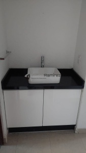 Mueble para baño en acabado alto brillo blanco con cubierta de granito Negro San Gabriel