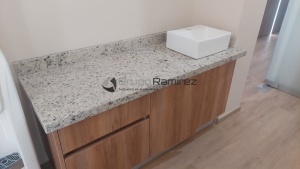 mueble para baño con cubierta de granito