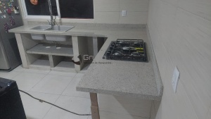 Cubierta de granito Blanco Itaunas instalada en Popo Park