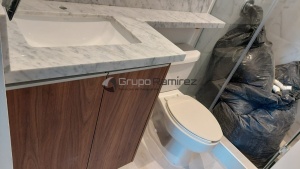Mueble para baño melamina Durango con cubierta mármol blanco carrara
