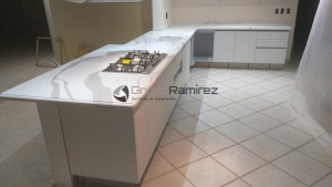 Cocina integral con cubierta de cuarzo calacatta