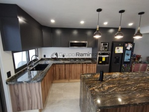 Cocina integral color gris Oxford y latte con cubierta de granito Black Amber