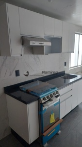 Cocina integral en acabado alto brillo blanco y cubierta de granito Negro San Gabriel