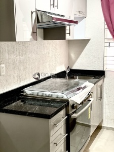 Cocina integral Gris en alto brillo y cubierta víláctea