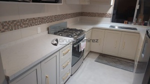 Cubierta de cuarzo blanco Carrara instalada en Iztapalapa