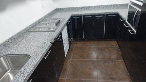 Cubierta de granito blanco en escuadra