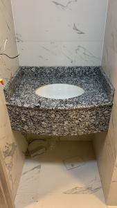 Cubierta para baño de granito sea pearl en hospital