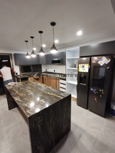 Cocina integral color gris Oxford y latte con cubierta de granito Black Amber