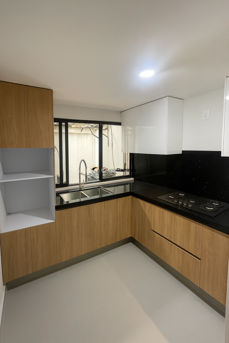 Cocina integral en melamina y alto brillo con cubierta de cuarzo negro