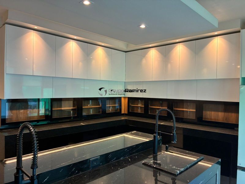 Cocina en alto brillo negro y blanco con melamina rioja y granitos negro san gabriel y via lactea
