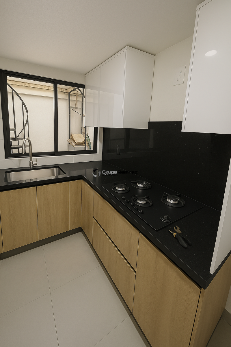 Cocina integral con alto brillo y melamina y una cubierta de cuarzo negro estelar