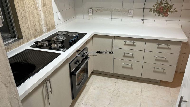 Cubierta Cuarzo Negro Estelar y cocina en acabado de melamina tono claro sin jaladeras moderno, sobrio, minimalista