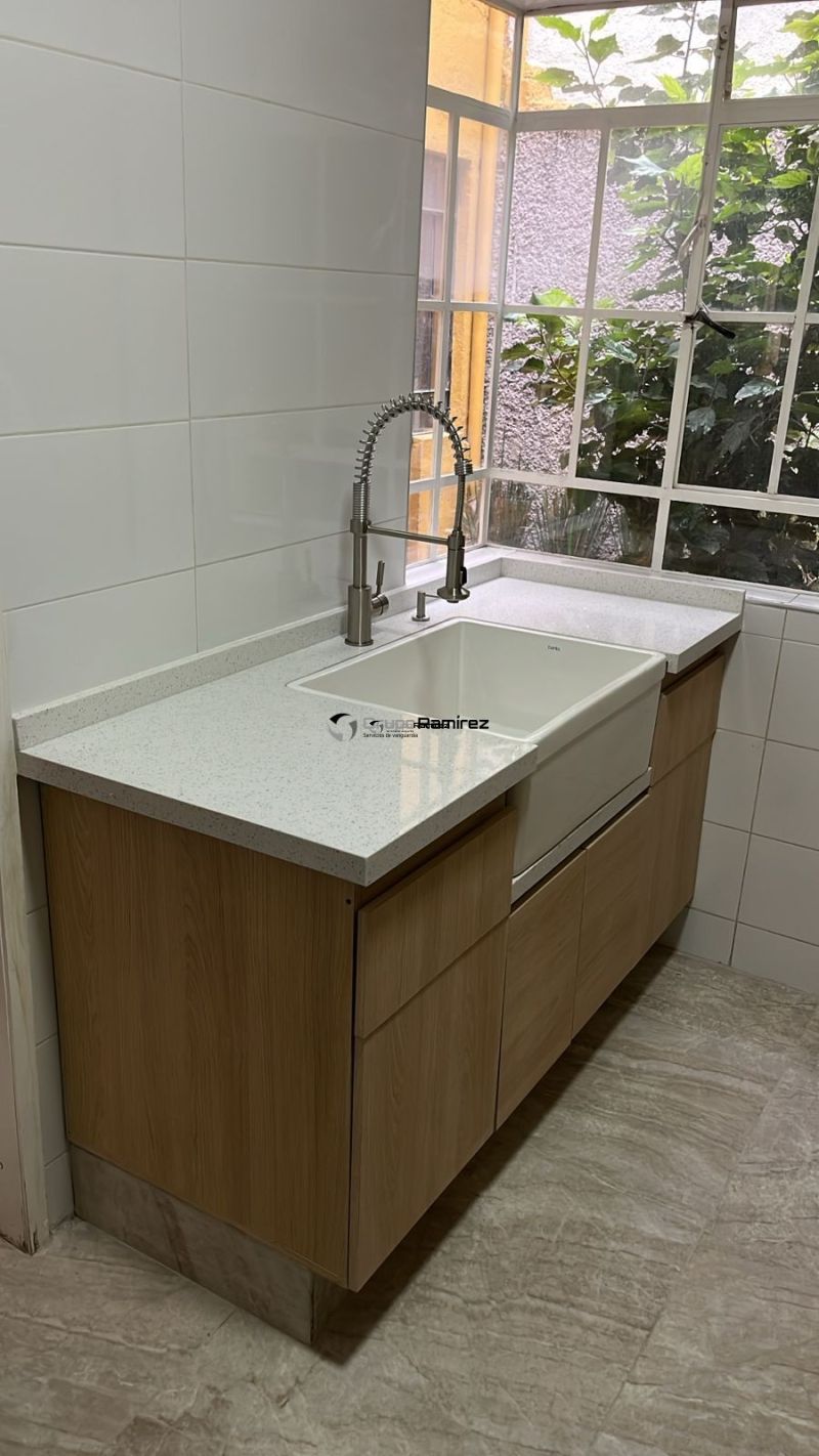Cubierta en cuarzo Blanco Estelar, con zoclo de 7cm y nariz recta de 4cm.