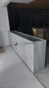 Macetero cubierto de mármol blanco Carrara en Jardines del Pedregal