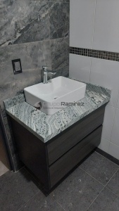 Mueble para baño en mala mina y cubierta de granito