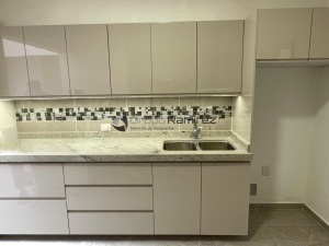 Cocina en alto brillo con granito mallorca