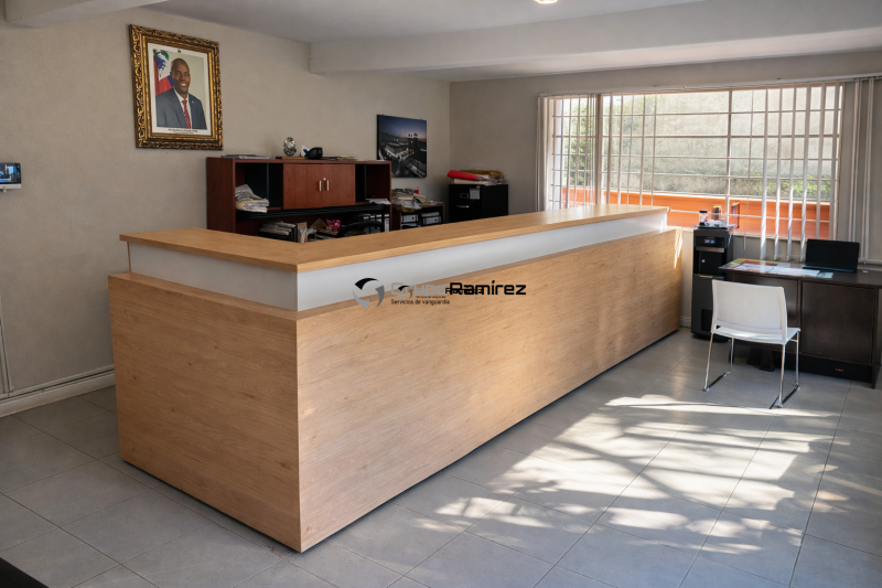 Escritorio / recepcion melamina copal tipo madera con 2 tonos en madera clara y blanco frosty, cubiertas de melamina tipo madera