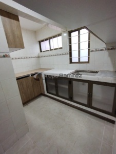 Complemento de muebles para cocina y losa de concreto