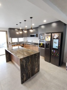 Cocina integral color gris Oxford y latte con cubierta de granito Black Amber