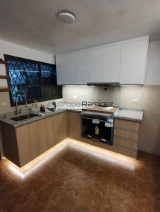 Cocina integral en alto brillo blanco y melamina monarca con cubierta de granito blanco dallas instalada en Tlalnepantla