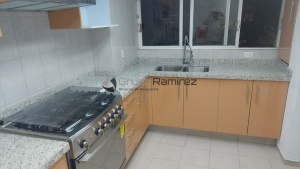 Cocina integral en alto brillo naranja con cubierta de granito natural blanco Dallas