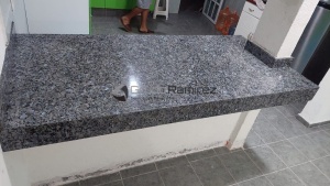 Barra de granito Ala de Mosca Azul instalada en Tláhuac