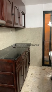 Cubierta de granito negro con blanco en mueble contemporáneo