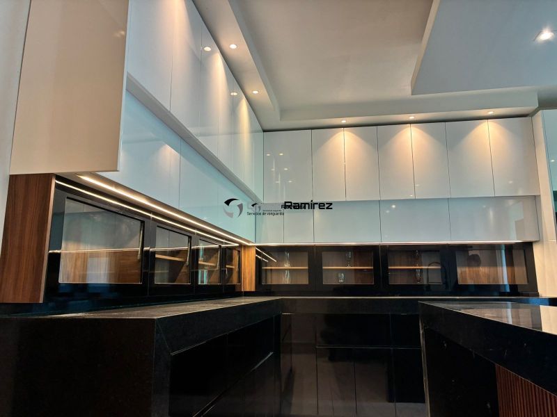 Cocina en alto brillo y granito 